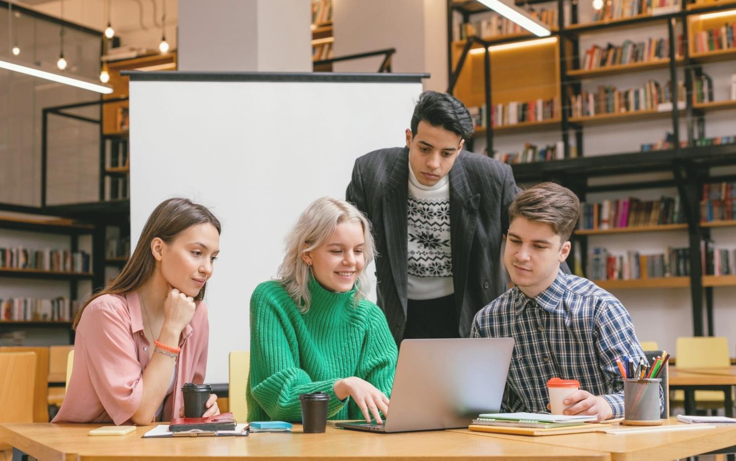 Espace de travail collaboratif avec analyses financières