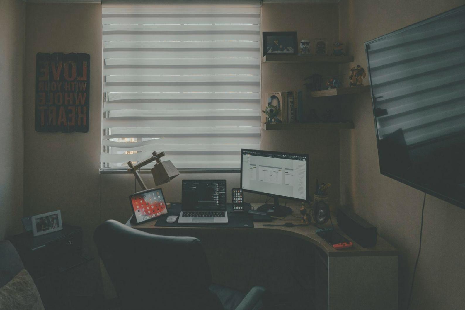 Espace de travail avec analyse financière et documentation sectorielle